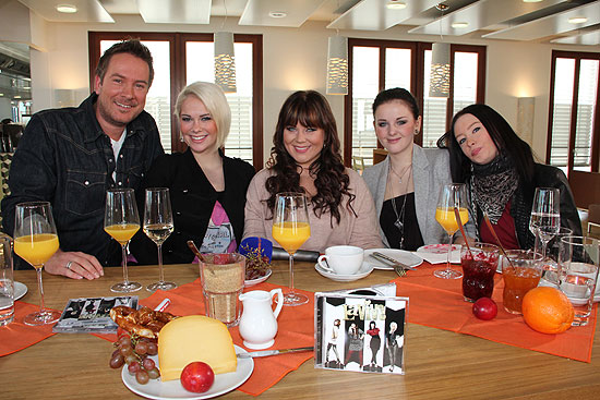 Kai Pätzmann ludt LaVive (Katrin Mehlberg, Sarah Rensing, Julia und Meike (v.l.n.r.) ins sonnenklar.tv Studio zur Frühstückssendung "FrühFhoppen" am 17.01.2011  (©Foto: MartiN Schmitz)